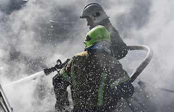 Bomberos trabajan en el sitio de un bombardeo ruso sobre la localidad de Brovary, cerca de Kiev, este sábado.
