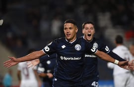 Independiente Rivadavia's Paraguayan forward #09 Alex Arce (L) celebrates with teammate defender #42 Sheyko Studer after scoring during the Copa Libertadores group stage football match between Argentina's Independiente Rivadavia and Brazil's Fluminense at the Malvinas Argentinas stadium in Mendoza, Argentina on May 6, 2026. (Photo by Andres LARROVERE / AFP)