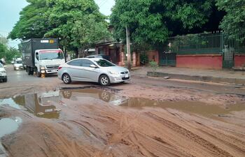 En estas condiciones se encuentra la Avenida Pratt Gill, que une Ñemby con San Lorenzo. Los conductores deben de hacer malabarismos para cruzar.