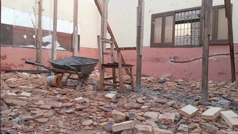 En estas condiciones se encuentran las aulas de la Escuela Virgen de las Mercedes de Capiatá. A la encargada de despacho de la institución, Marlene Martínez, le preocupa la situación.