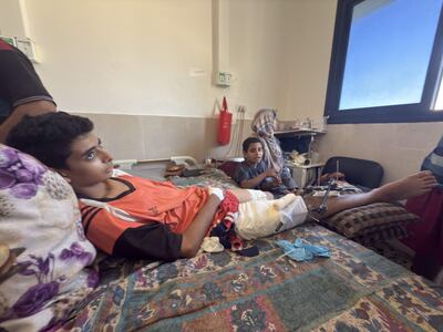 Un niño de 14 años ingresado en el Departamento de Nutrición del Hospital Al Shifa de la ciudad de Gaza, que sufre una fractura en la pierna además de desnutrición.