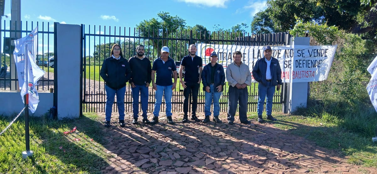 Funcionarios de la ANDE de San Juan Bautista se suman a movilización contra recortes Funcionarios de la ANDE de San Juan Bautista se suman a movilización contra recortes