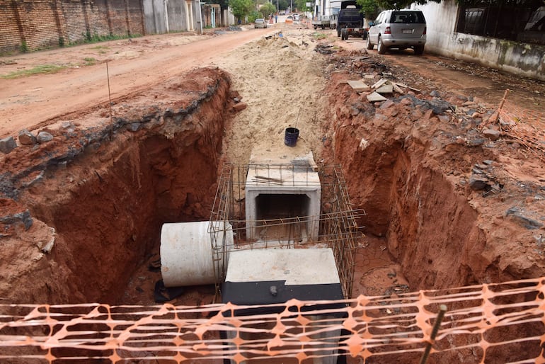 Excavación en Bo San Pablo con estructuras de hormigón y varillas visibles, sin personas presentes.