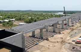 La colocación de las vigas comienzan a dar la forma de la superestructura del puente de la Bioceánica, en el lado paraguayo.