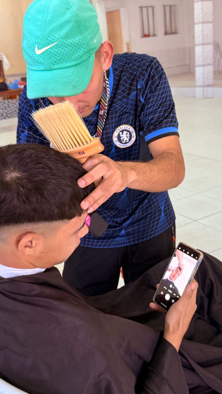 Jóvenes en el taller de barbería