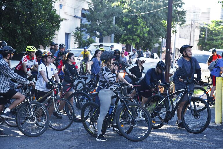 En la jornada calurosa de este Viernes Santo, los ciclistas realizaron 13 kilómetros, siguiendo la tradición de visitar Siete Iglesias.