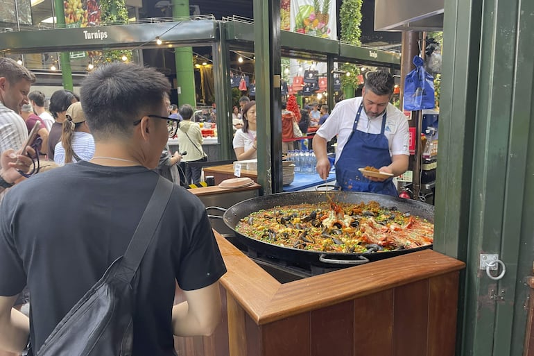 El mercado gastronómico de Borough, uno de los más populares de Londres, recibe a diario largas colas de visitantes para comprar una porción de paella en el puesto de arroces que causa furor entre los turistas y visitantes y donde se venden más de 1.000 raciones a diario. 
