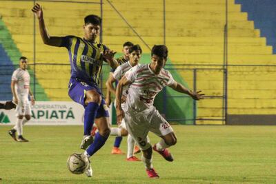 El volante escobero, Alexis Verdún intenta contener la marcha del extremo Lucas Zalazar, de Tembetary. (Foto: APF)