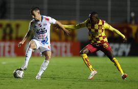 El argentino Juan Alfaro (i), futbolista de Nacional, domina el balón frente a Renny Jaramillo, jugador de Aucas, en un partido de la Fase 1 de la Copa Libertadores 2024 en el estadio Gonzalo Pozo Ripalda, en Quito, Ecuador.