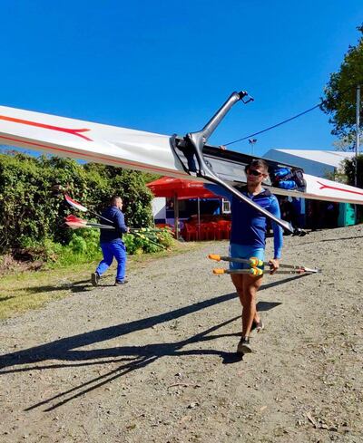El remero Javier Insfrán (24 años) se alista para entrenar en la ciudad trasandina de Concepción.