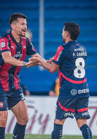 Gastón Claudio Giménez (33 años) congratula a Federico Gastón “Pachi” Carrizo (33) tras su brillante anotación de tiro libre.