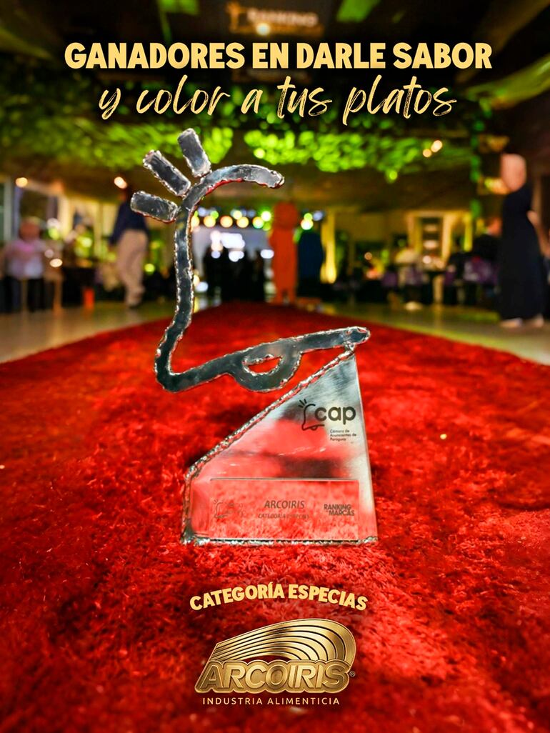 Trofeo estilizado con el nombre 'ARCOIRIS' en un ambiente festivo iluminado por luces suaves y elementos verdes.