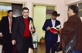 Hugo Estigarribia (izq.), Gerardo Soria (c) y Marcos Aurelio Estigarribia (der.), ayer en el Tribunal de Conducta de la ANR.