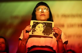 Una mujer sostiene una hoja de un libro este martes, durante un evento de lanzamiento en Asunción (Paraguay). La ONG Coordinadora de Derechos Humanos del Paraguay (Codehupy) lanzó un libro de historietas que destaca la lucha de las mujeres del país sudamericano contra la dictadura de Alfredo Stroessner, quien se mantuvo en el poder entre 1954 y 1989 antes de ser depuesto por quienes fueran sus colaboradores.