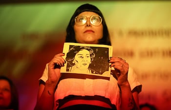 Una mujer sostiene una hoja de un libro este martes, durante un evento de lanzamiento en Asunción (Paraguay). La ONG Coordinadora de Derechos Humanos del Paraguay (Codehupy) lanzó un libro de historietas que destaca la lucha de las mujeres del país sudamericano contra la dictadura de Alfredo Stroessner, quien se mantuvo en el poder entre 1954 y 1989 antes de ser depuesto por quienes fueran sus colaboradores.