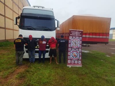 Los sospechosos fueron detenidos por agentes de Investigaciones.