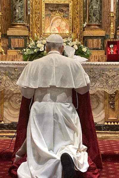 Tras la reunión con los cardenales, el papa visitó el santuario agustino de la Virgen del Buen Consejo en Genazzano.