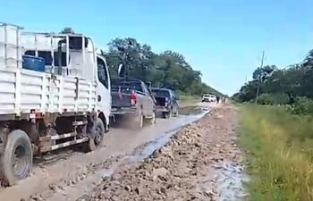 Camión de carga ayudado por conductores solidarios.