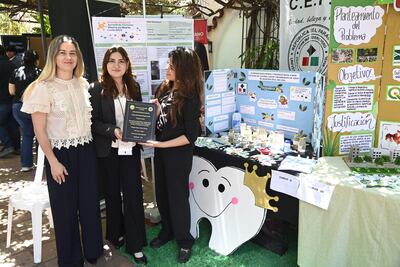 Alumnas del CEPB ganaron el segundo puesto del Premio Nacional de Ciencias "Pierre et Marie Curie"por un proyecto de pasta dental y enjuague bucal con hojas de guayaba.