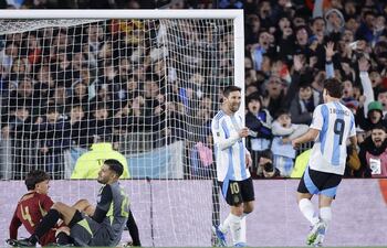 . BUENOS AIRES (ARGENTINA), 04/09/2025.- Lionel Messi (c) de Argentina celebra un gol ante Bolivia este jueves, en un partido por las eliminatorias a la Copa Mundial 2026 entre Argentina y Venezuela en el estadio Monumental en Buenos Aires (Argentina). EFE/ Juan Ignacio Roncoroni