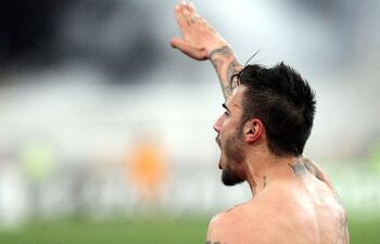 El Tribunal del distrito de Víborg de San Petersburgo condenó hoy a dos años y medio de prisión en una cárcel de máxima seguridad al líder ultraderechista ruso Andréi Chibis, alias Razin, por exhibir en público reiteradamente su tatuaje pectoral con la imagen de una esvástica nazi. Imagen ilustrativa.