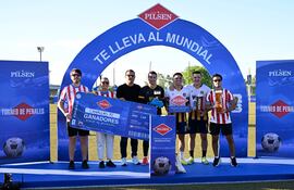 Alberto Maquieira, director de Marketing de Cervepar; Ylenia Peralta, gerente de Marketing; Justo Villar, director deportivo de la APF; Tomy Silvas, Manuel Villalba y Rubén Rojas, jugadores de Canallas FC, junto con Bernardo Troche, brand manager de Pilsen.