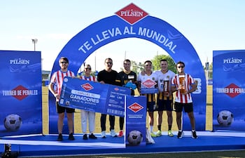 Alberto Maquieira, director de Marketing de Cervepar; Ylenia Peralta, gerente de Marketing; Justo Villar, director deportivo de la APF; Tomy Silvas, Manuel Villalba y Rubén Rojas, jugadores de Canallas FC, junto con Bernardo Troche, brand manager de Pilsen.