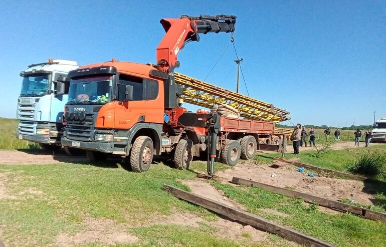Momento en que funcionarios del MOPC descargan la estructura metálica del puente en la zona de Zanjita distrito de Laureles.