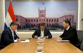 El presidente Santiago Peña anunció la reglamentación de la Ley de Energías Renovables No Convencionales