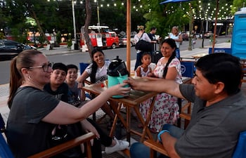 La tradicional ronda de tereré fue compartida en diferentes grupos de personas que acudieron al microcentro capitalino.