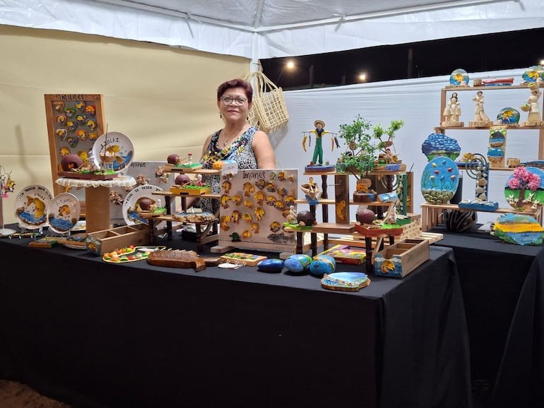 Artesana de Ayolas exhibe sus productos.