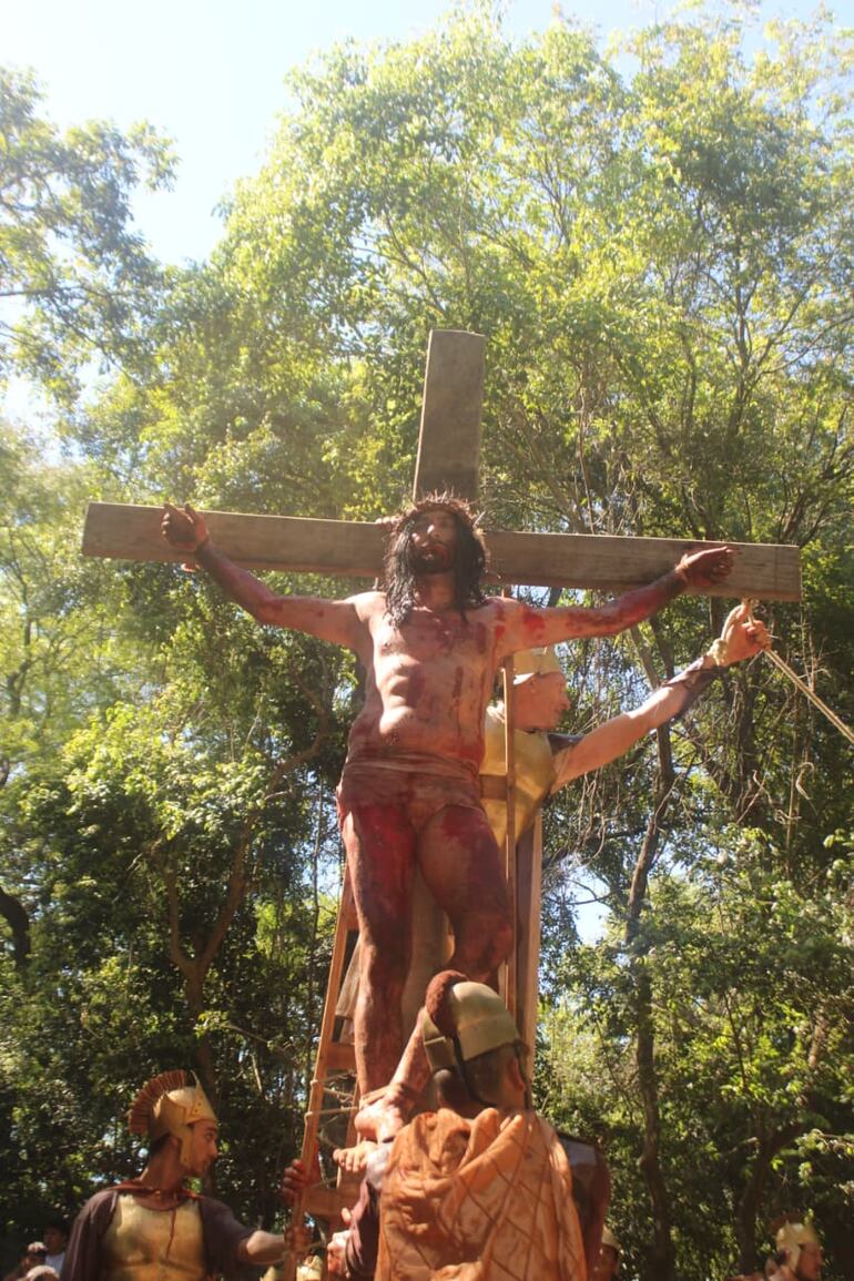 Jesús es crucificado en el Gólgota, entregando su vida por la salvación del mundo.