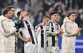 Jugadores de la Juventus al finalizar el partido de fútbol de la UEFA Champions League entre el Juventus FC y el Galatasaray SK en el Allianz Stadium de Turín, Italia.