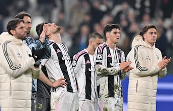 Jugadores de la Juventus al finalizar el partido de fútbol de la UEFA Champions League entre el Juventus FC y el Galatasaray SK en el Allianz Stadium de Turín, Italia.