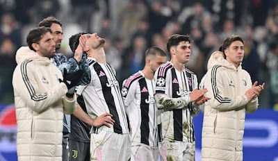 Jugadores de la Juventus al finalizar el partido de fútbol de la UEFA Champions League entre el Juventus FC y el Galatasaray SK en el Allianz Stadium de Turín, Italia.