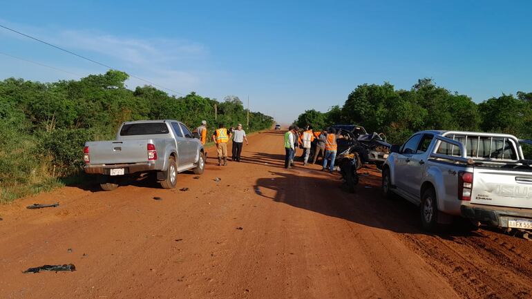 Varios vehículos con personas llegaron para la asistencia rápida tras el accidente de camioneta de la Senad, en Puentesiño. (gentileza).