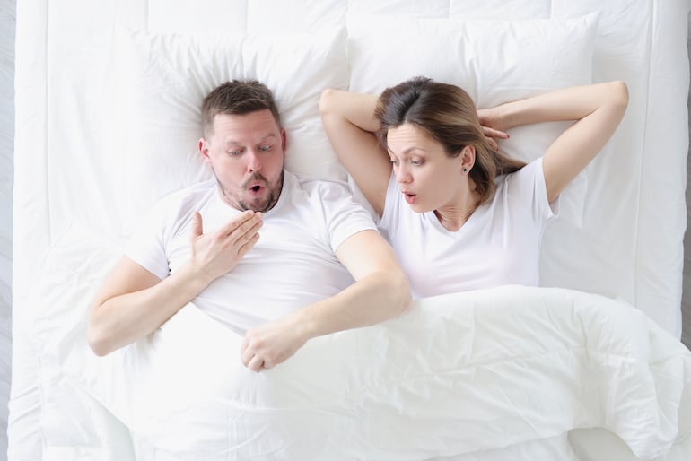 Pareja se sorprende en la cama.