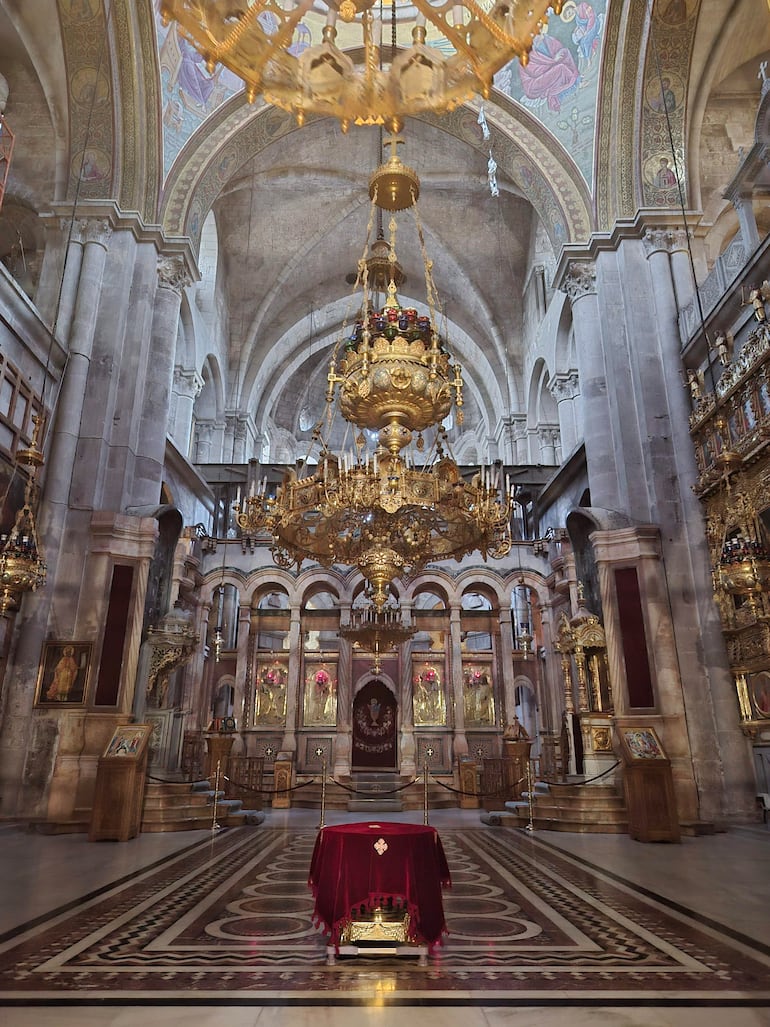 SANTO SEPULCRO, JERUSALÉN. La imagen captura el interior del Santo Sepulcro, un icónico lugar de culto en Jerusalén.