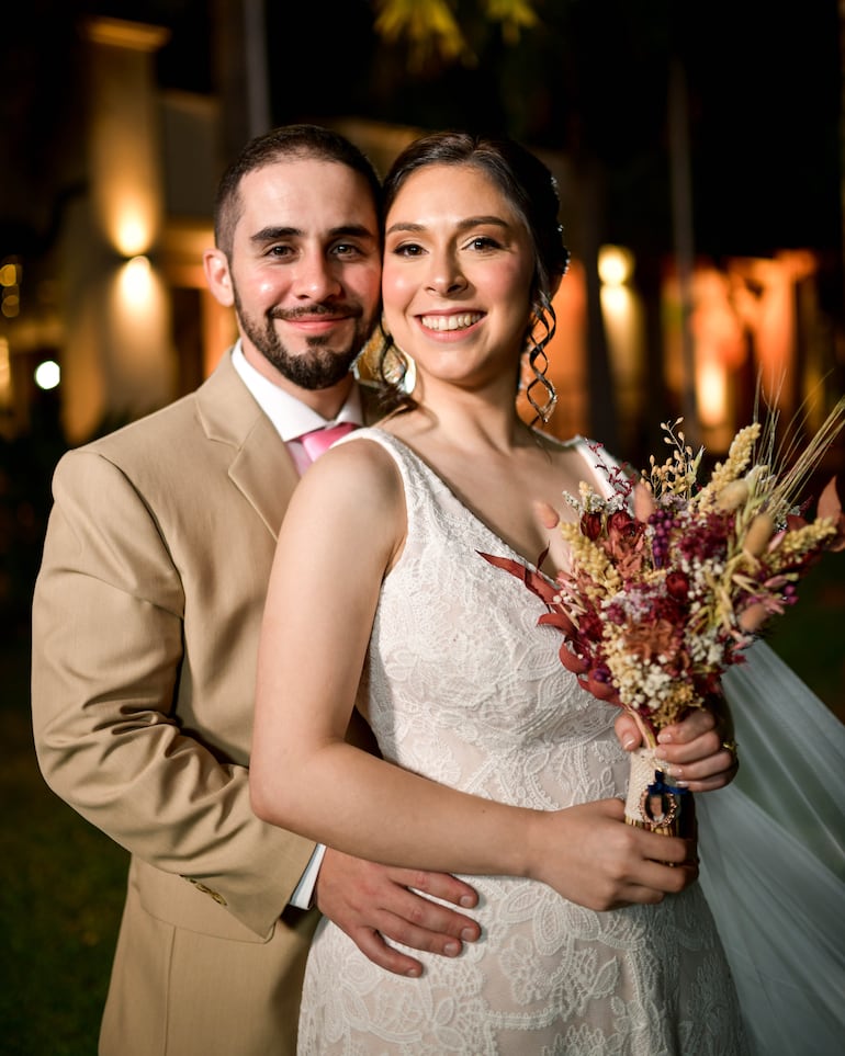 Los novios posando para las cámaras de Mauricio Gennaro.