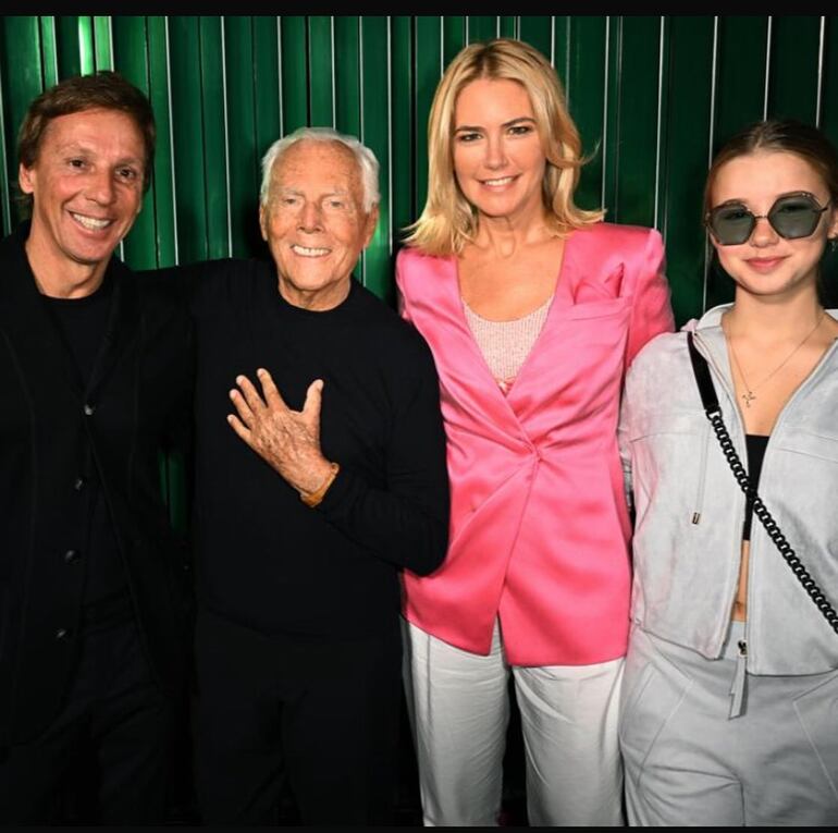 Valeria Mazza, Alejandro Gravier y Taina junto al gran Giorgio Armani. (Instagram/Valeria Mazza)
