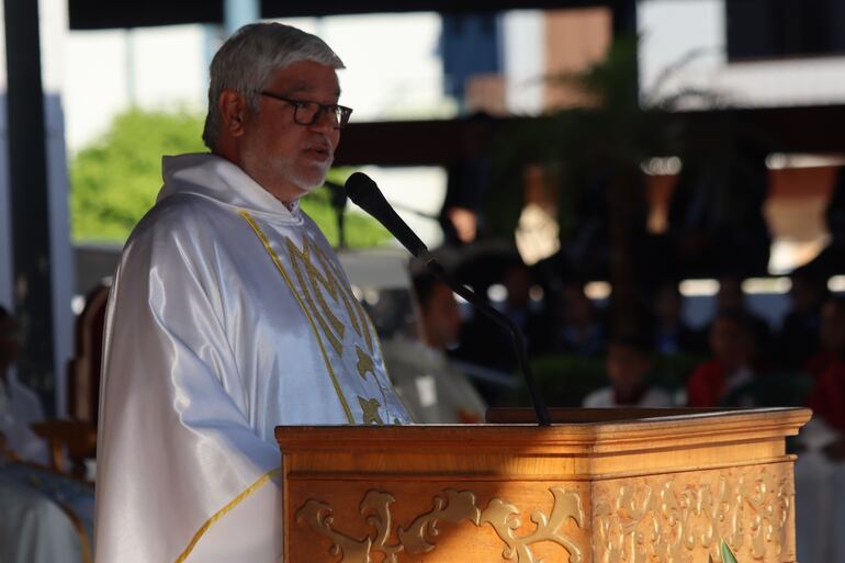 Élites que viven en “burbujas” y niños que claman mejor educación: dura crítica en misa de Caacupé