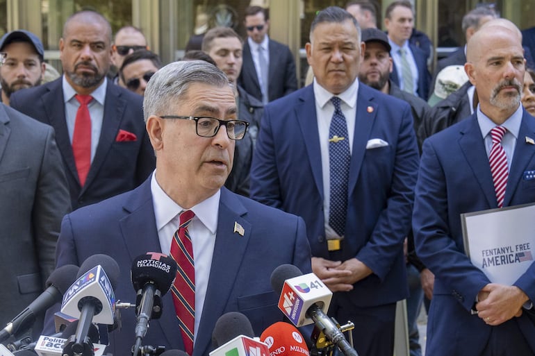 El fiscal del Distrito Oeste de Nueva York, Joseph Nocella, habla a la salida de la corte de Brooklyn luego de la lectura de la sentencia a Ismael "El Mayo" Zambada este lunes, en Nueva York (EE.UU.)