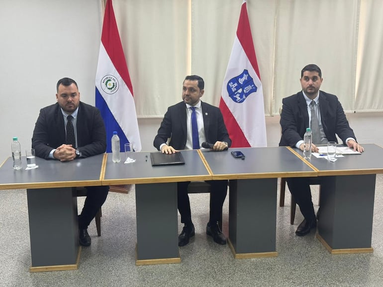 Luis Bello (c), intendente de Asunción, junto a su jefe de Gabinete, Máximo Medina (i), y el director de Hacienda, Victor Rivas (d).