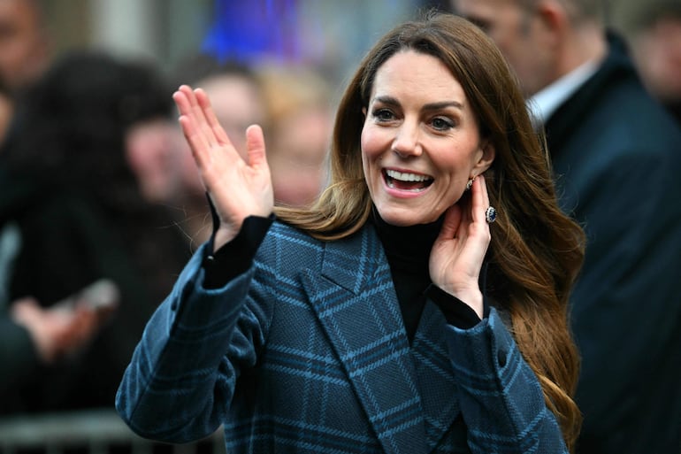 Kate Middleton saluda feliz durante una visita a Stirling, Escocia. (ANDY BUCHANAN / AFP)