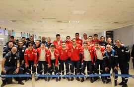 Los integrantes del plantel de la selección nacional olímpica posan para los fotógrafos en el aeropuerto de Luque antes de viajar.