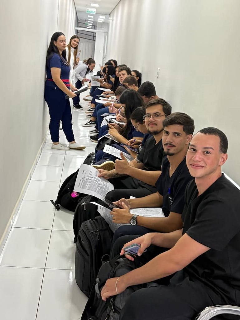 Universitarios esperan su turno para donar sangre durante la jornada.