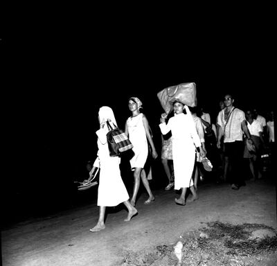 Una peregrinación a Caacupé de décadas atrás. La gente caminando descalza y con los bultos sobre las cabezas.