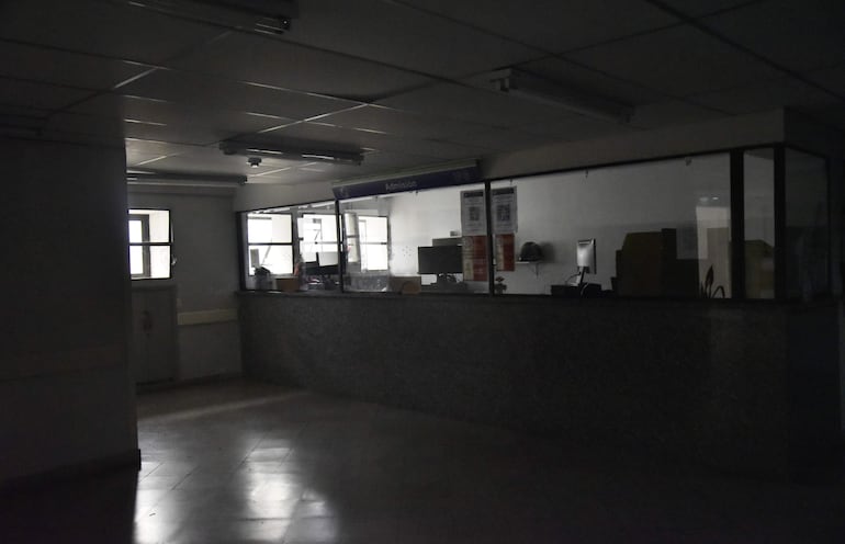 Pasillo de la Clínica Boquerón, totalmente a oscuras.