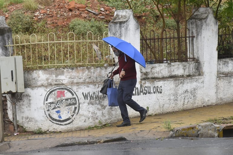 Anuncian domingo cálido con lluvias dispersas