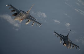 Dos aviones de combate F-16 de la Fuerza Aérea de EE.UU. patrullan los cielos sobre Oriente Medio.